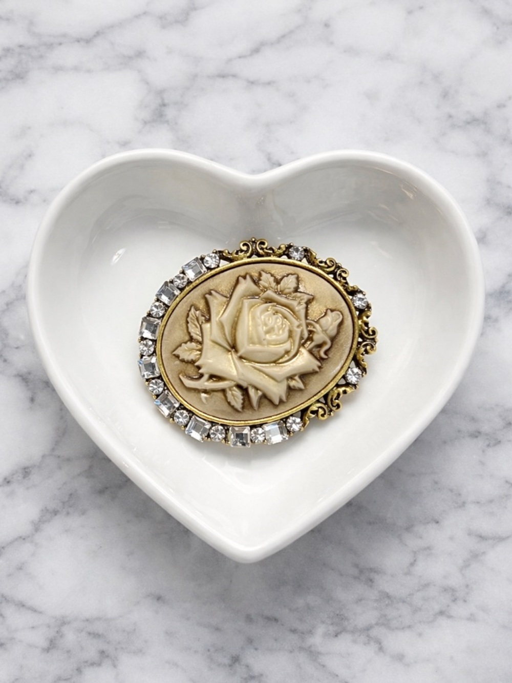 Cameo Rose Brooch Gold Tone Rhinestone Frame Floral Pin Romantic vintage Style